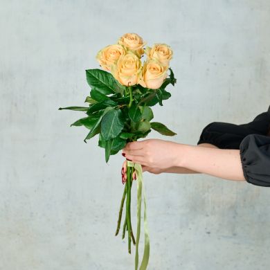 Букет из 5 кремовых Российских роз
