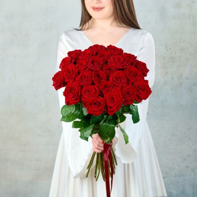 Букет из 25 красных  Российских роз